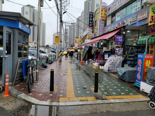 군포시 최대 전통시장인 산본시장 전면부가 중기부 주관 시설환경개선사업 공모에 선정되면서 아케이드가 설치된다. 윤덕흥기자