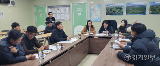 14일 서부내륙고속도로 14공구 현장사무소에서 국민권익위와 주민, 평택시, 시공사 관계자 등이 논의하고 있다. 안노연기자