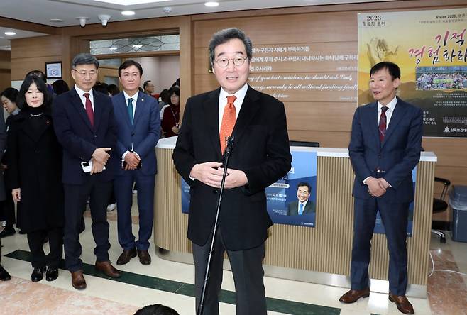 이낙연 전 국무총리가 11일 오전 서울 동대문구 삼육보건대에서 ‘대한민국 생존전략’을 주제로 강연한 뒤 나오며 취재진 질문에 답하고 있다.  [연합뉴스]