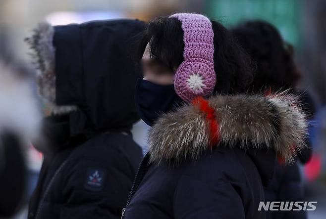 [서울=뉴시스] 정병혁 기자 = 연일 영하권 추위가 찾아온 지난 1일 서울 종로구 광화문네거리에서 두꺼운 옷차림을 한 시민들이 이동하고 있다. 2023.12.01