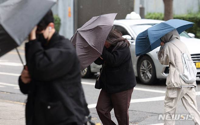 [서울=뉴시스] 황준선 기자 = 지난 11일 오전 서울 종로구 한 거리에서 우산을 쓴 시민들이 발걸음을 재촉하고 있다. 2023.12.11. hwang@newsis.com