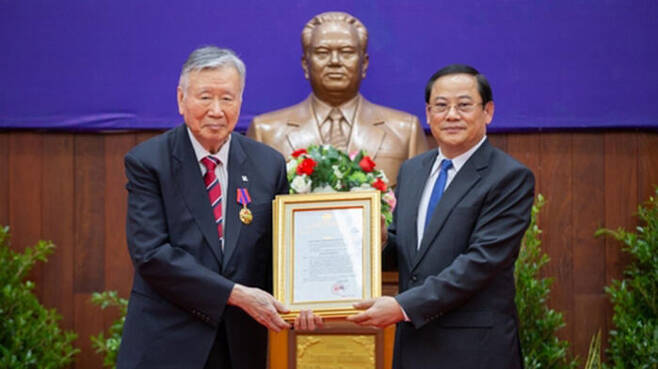 라오스 정부로부터 '명예 시민권'을 받은 이중근 부영그룹 회장(왼쪽)