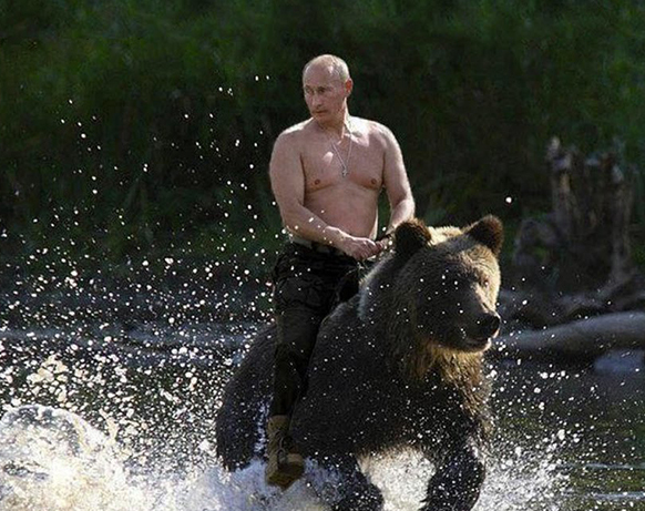 과거 러시아 달력에 실린 ‘곰 타는 푸틴’ 사진