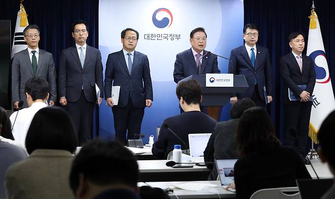 우동기 대통령직속 지방시대위원장(왼쪽에서 네 번째)이 지난 10월 31일 정부서울청사에서 열린 사전브리핑에서 지방시대 종합계획을 발표하고 있다. 연합뉴스