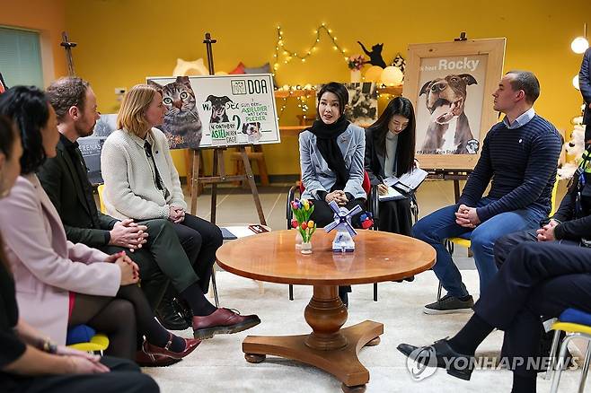 김건희 여사, 암스테르담 동물보호 관계자들과 간담회 (암스테르담=연합뉴스) 진성철 기자 = 네덜란드를 국빈 방문한 윤석열 대통령의 부인 김건희 여사가 12일(현지시간) 암스테르담 동물보호재단을 방문해 동물보호 단체 관계자들과 간담회를 갖고 있다.  2023.12.14  [공동취재] zjin@yna.co.kr