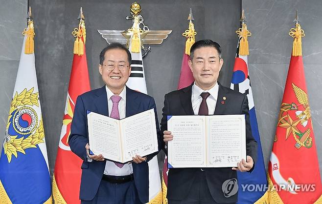 대구시·국방부, 민·군 상생 업무협약 체결 (대구=연합뉴스) 대구시와 국방부는 14일 국방부 청사에서 도심 군부대 이전을 위한 민·군상생 업무협약을 체결했다.(사진 왼쪽은 홍준표 대구시장, 오른쪽은 신원식 국방부 장관) 2023.12.14. [대구시 제공.재판매 및 DB 금지] duck@yna.co.kr