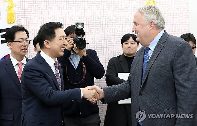 김기현 대표와 인요한 혁신위원장 (서울=연합뉴스) 한상균 기자 = 지난 6일 국회 국민의힘 당 대표실에서 당시 김기현 대표와 인요한 혁신위원장이만나고 있다. 2023.12.6 [공동취재] xyz@yna.co.kr