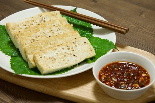 두부는 달걀 못지 않게 단백질이 풍부한 식품이다. .필수 아미노산과 칼슘, 철분 등이 많아 중년 여성에 특히 좋다. [사진=게티이미지뱅크]