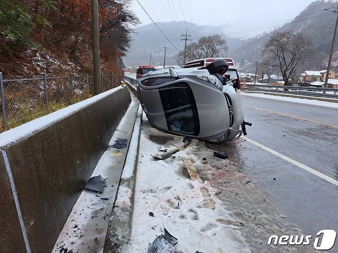 강릉 성산면 어흘리 차량 전도 사고.(강원도소방본부 제공)