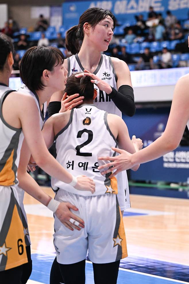 박지수와 허예은. 사진제공=WKBL