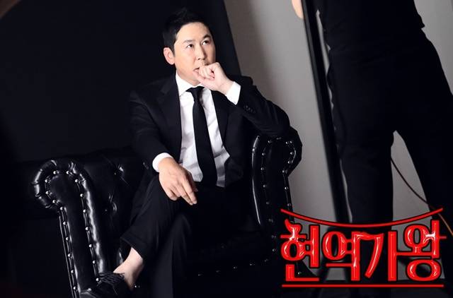 MBN '현역가왕'은 대한민국 대표 '최정상급 여성 현역 트롯 가수' TOP7을 뽑는 서바이벌 음악 예능이다. 간판 MC 신동엽이 마이크를 잡고 있다. 내년 2월에는 한일 가왕전을 양국에서 방영한다. /크레아스튜디오