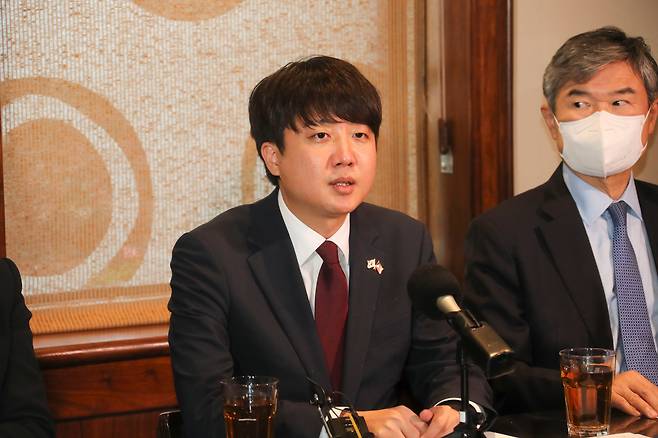 이준석 국민의힘 대표가 23일(현지시각) 워싱턴 현지 한인식당에서 워싱턴 특파원단과 간담회를 갖고 있다./국민의힘 제공/뉴시스