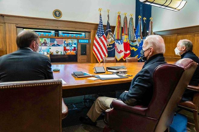 1월 22일(현지 시각) 조 바이든(가운데) 미국 대통령이 메릴랜드 캠프 데이비드에서 러시아-우크라이나 위기와 관련해 안보팀과 회의를 갖고 있다./백악관/로이터 연합뉴스
