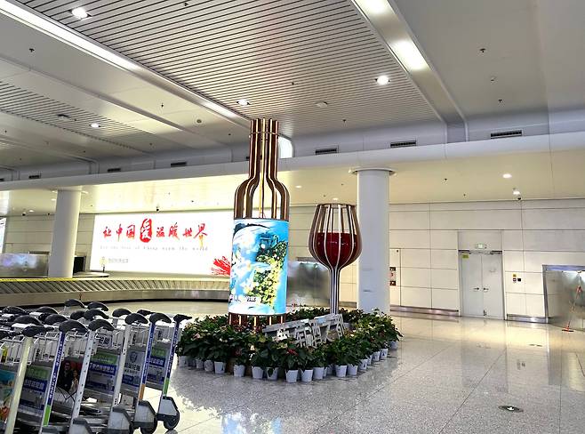 지난 11일 오후 중국 닝샤후이족자치구 인촨허동국제공항 내 와인병과 와인잔 조형물./이윤정 기자