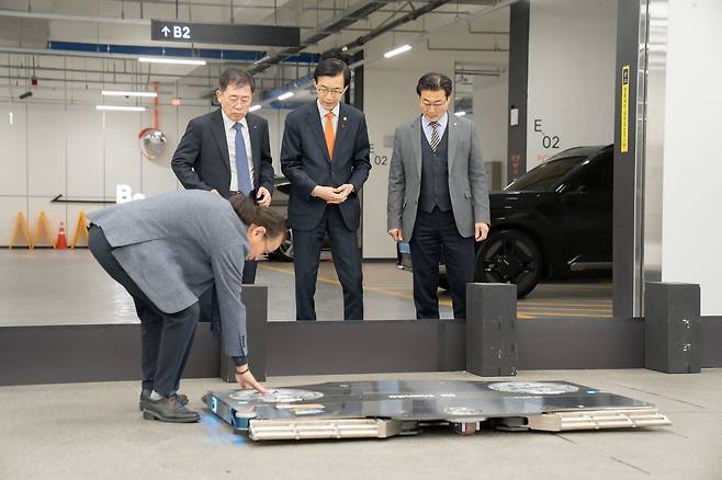 HL만도가 지난 14일 경기 성남시 만도넥스트M에서 자율주행 주차 로봇 ‘파키’를 방문규 산업통상자원부 장관에게 소개하고 있다. /HL만도 제공