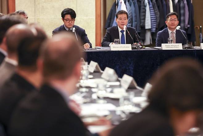 [서울=뉴시스] 정병혁 기자 = 김영호 통일부 장관이 14일 서울 중구 롯데호텔에서 열린 주한대사 및 국제기구 초청 통일-대북정책 설명회에서 인사말을 하고 있다. 2023.12.14. jhope@newsis.com <저작권자ⓒ 공감언론 뉴시스통신사. 무단전재-재배포 금지.> /사진=뉴시스화상