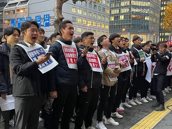 일본 정부의 조선고급학교 고교 무상화 배제에 항의하는 조선학교 학생들이 15일 도쿄 지요다구 문부과학성 앞에서 500번째 금요행동에 나서고 있다. 학생들은 2013년 5월부터 10년 넘게 매주 이곳에 모여 “전대미문의 부당한 민족차별을 절대 용납하지 않겠다”고 외쳤다. 도쿄/김소연 특파원 dandy@hani.co.kr