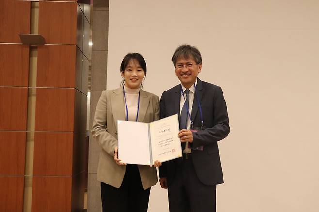 중앙대학교병원 정신건강의학과 김선미 교수가 12월 8일 개최된 2023년 한국정신신체의학회 추계학술대회에서 ‘우수구연상’을 수상했다./사진=중앙대병원