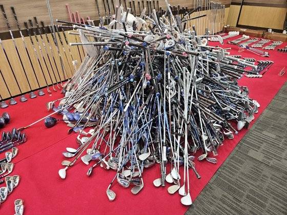 6일 오전 인천본부세관에 수사당국이 밀수업자 A씨로부터 압수한 중국산 짝퉁 골프채가 쌓여있다. 전문기관인 스포츠산업기술센터이 스윙 로봇으로 짝퉁 골프채를 시험한 결과, 볼이 발사되는 각도는 정품의 73%에 불과하고 비거리도 10m가량 짧아 성능 차이가 컸다고 한다. 심석용 기자