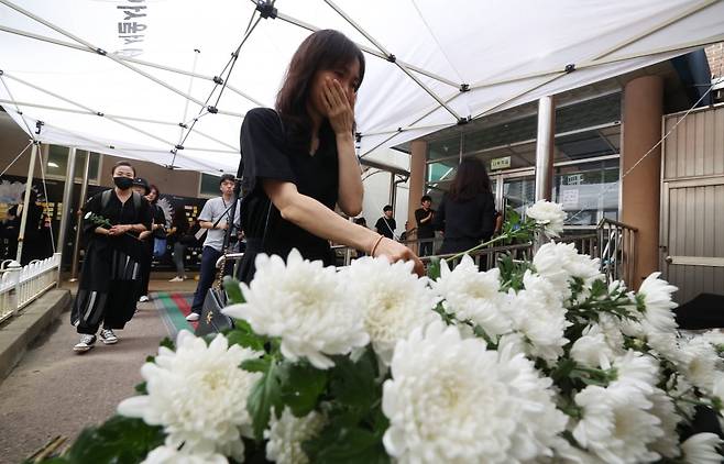 학부모 악성민원 등 심각한 교권침해 사안으로 극단적 선택을 한 교사들의 사례가 알려지고 있다. 사진은 서이초 교사의 49재를 기리는 ‘공교육 멈춤의 날’을 맞았던 지난 9월 4일 서이초에 마련된 추모공간을 방문한 시민이 헌화하고 있는 모습./한경DB