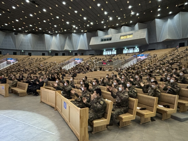 육군훈련소 훈련병들이 한국기독교군선교연합회가 15일 충남 논산 육군훈련소에서 마련한 '2023 성탄축하 성탄트리 점등식'에서 찬양하고 있다.