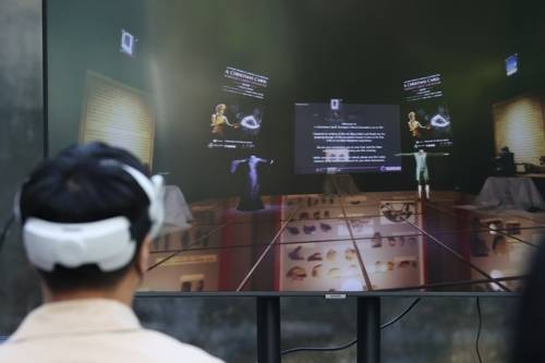 VR(가상현실)과 XR(확장현실)을 활용한 연극을 한 시민이 체험하고 있다. [사진 = 연합뉴스]