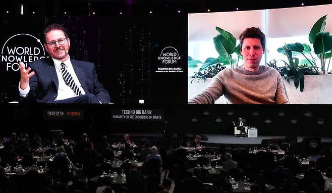 제24회 세계지식포럼 '인공지능의 미래' 세션에서 벤 넬슨 미네르바 프로젝트 설립자 회장 겸 CEO(왼쪽)와 샘 올트먼 오픈AI CEO가 대담하고 있다.  한주형기자