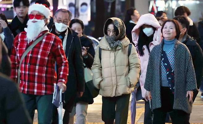 토요일인 16일부터 기온이 급격하게 떨어지며 본격적인 겨울 추위가 찾아올 것으로 예보된 가운데 15일 서울 광화문에서 시민들이 발길을 재촉하고 있다. 16일에는 기온이 5~10도 떨어져 수도권과 강원 지역은 영하권이 될 것으로 예보됐다.  한주형 기자