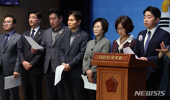 [서울=뉴시스] 추상철 기자 = 강훈식 의원을 비롯한 더불어민주당 더좋은미래 의원들이 15일 오전 서울 여의도 국회에서 '이낙연 전 대표 신당 창당 선언 철회'를 촉구하는 기자회견을 하고 있다. 2023.12.15. scchoo@newsis.com