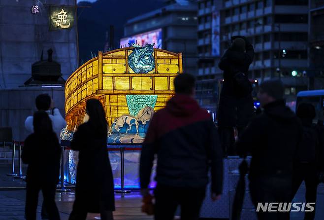 [서울=뉴시스] 정병혁 기자 = 15일 서울 종로구 광화문광장에서 열린 2023 서울빛초롱 축제를 찾은 시민들이 빛 조형물을 바라보며 즐거운 시간을 보내고 있다. 2023.12.15. jhope@newsis.com