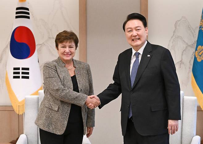 윤석열 대통령이 15일 서울 용산 대통령실 청사에서 크리스탈리나 게오르기에바 국제통화기금(IMF) 총재를 접견하고 있다.&nbsp; &nbsp; 대통령실 제공