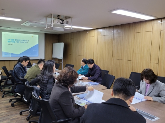 지난 14일 서울시의회 별관 7-2회의실에서 개최된 ‘노후·불량 주거지역 주택공급 및 환경개선을 위한 기초적 연구’ 용역 최종보고회에 참석한 윤종복 의원