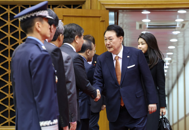 네덜란드 국빈 방문 일정을 마치고 귀국한 윤석열 대통령이 15일 경기 성남 서울공항 2층 실내 행사장에서 마중 나온 김대기 비서실장과 악수하고 있다. 성남=연합뉴스