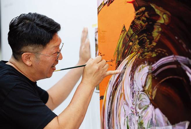 작가는 컴퓨터그래픽과 3D 스캔 기술 등을 활용한 이미지를 캔버스에 옮겨서 그림을 그린다. [지호영 기자]