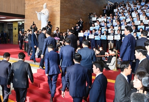 국회 들어서는 윤석렬 대통령과 피케팅 하는 더불어민주당 의원들(2023.10.31) 
[공동취재]