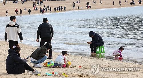 12월 10일 포근한 날씨에 어린이들이 인천 중구 을왕리해수욕장에서 물장난을 치고 있다. [연합뉴스 자료사진]