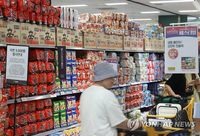 신라면 950원·새우깡 1천400원으로 인하 (서울=연합뉴스) 류효림 기자 = 농심이 지난 1일부터 신라면과 새우깡 가격을 내렸고, 삼양식품도 삼양라면과 짜짜로니 등 12개 제품의 가격을 순차적으로 인하한다. 사진은 2일 서울 시내 대형마트에 라면 판매대 모습. 2023.7.2 ryousanta@yna.co.kr