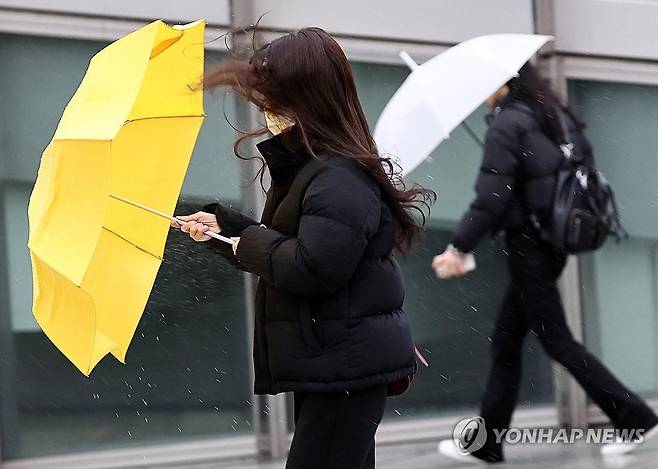 비바람 속 등교 (서울=연합뉴스) 윤동진 기자 = 겨울비가 내리는 15일 오전 서울 이화여자대학교에서 학생들이 우산을 쓴 채 길을 걷고 있다. 2023.12.15 mon@yna.co.kr