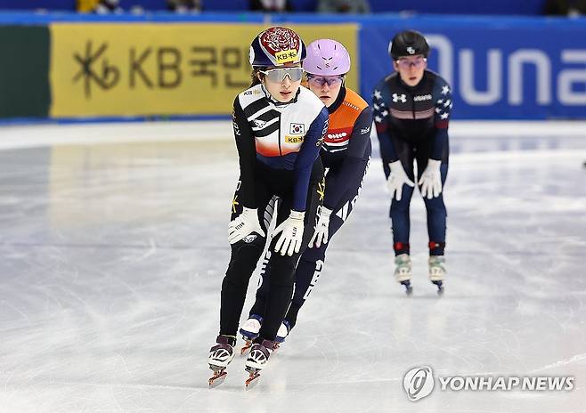 김길리 '여유롭게 1위로' (서울=연합뉴스) 서대연 기자 = 15일 오전 서울 양천구 목동아이스링크에서 열린 국제빙상경기연맹(ISU) 쇼트트랙 월드컵 4차 대회 여자 1500m 준준결승에서 김길리(4)가 1위로 결승선을 통과한 뒤 숨을 고르고 있다. 2023.12.15 dwise@yna.co.kr