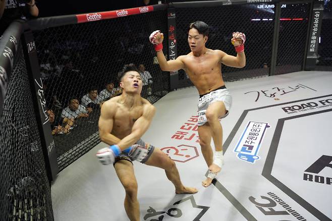 이정현(오른쪽)이 이길수를 TKO로 꺾었다. 사진=ROAD FC