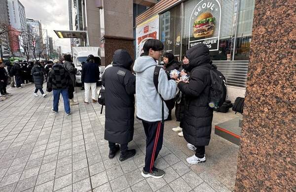 - "어떤 캐릭터 뽑으셨어요?" 서로 모여 담소를 나누는 팬들