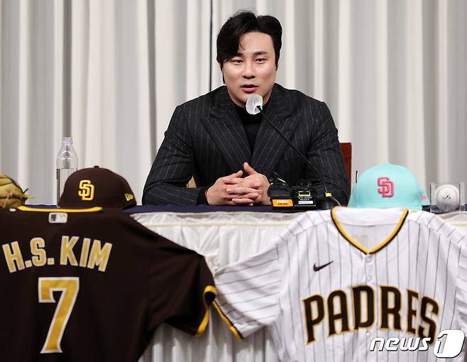 역대 한국인 선수 최초로 메이저리그(MLB) 내셔널리그 유틸리티 야수 부문 골든글러브를 수상한 샌디에이고 파드리스의 김하성이 20일 서울 강남구 청담동 호텔리베라에서 열린 공식 기자회견에서 취재진 질문에 답변하고 있다. 2023.11.20/뉴스1 ⓒ News1 김진환 기자