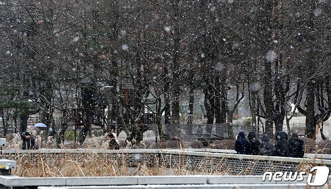 전북지역에 대설주의보가 내려진 16일 전북 전주시 덕진공원에서 산책을 하던 시민들이 쏟아지는 눈을 피해 발걸음을 재촉하고 있다. 2023.12.16/뉴스1 ⓒ News1 유경석 기자