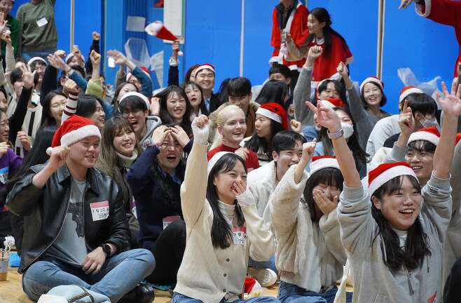 '몰래 산타 대작전'의 성공적 수행을 위해 지난주 산타 학교에 모인 사람들이 환호하고 있다. /한국청소년재단