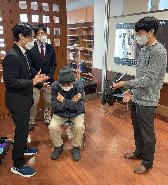 올해 2월 일본 후쿠이현 에치젠시의 한 요양시설에서 디파이의 안단테핏을 사용하며 앱에 나타난 결과를 보고 있는 일본 노인돌봄시설 관계자들. 디파이 제공