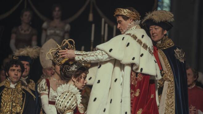 영화 속에서 나폴레옹이 조세핀에게 왕관을 씌워주는 장면. 출처 영화 스틸컷