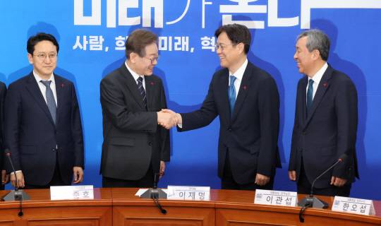 이재명(왼쪽 두번째부터) 더불어민주당 대표가 14일 국회 당 대표실에서 대통령실 이관섭 정책실장과 한오섭 정무수석을 만나고 있다.<연합뉴스>