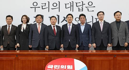 지난 3월16일 오후 서울 여의도 국회 국민의힘 회의실에서 김기현 신임 당대표가 지명직 최고위원과 주요당직자 임명장 수여식을 갖고 있다.<국민의힘 홈페이지 사진>