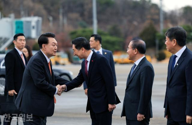 윤석열 대통령이 지난 11일 네덜란드 국빈 방문을 위해 성남 서울공항에 도착해 김기현 국민의힘 대표와 악수하고 있다. 성남=서재훈 기자