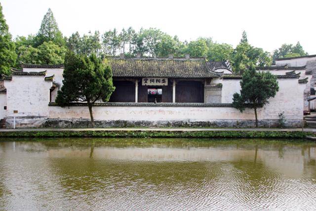 제갈팔괘촌의 취록당과 승상사당. ⓒ최종명